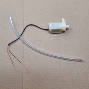 Máy bơm chìm mini sử dụng pin, có kèm 30 cm dây dẫn nước, không kèm pin
