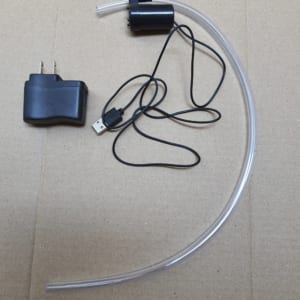 Máy bơm chìm mini với kết nối USB, kèm theo cục đổi nguồn và 50 cm dây dẫn nước